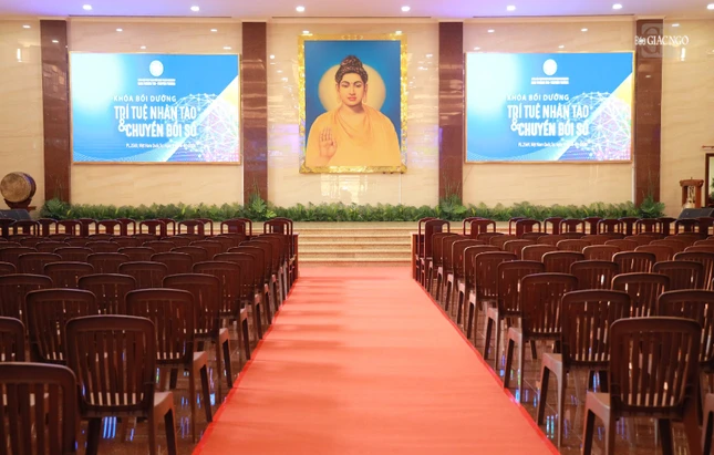 Hội trường Việt Nam Quốc Tự - nơi diễn ra Khóa bồi dưỡng Trí tuệ nhân tạo (AI) và chuyển đổi số sẵn sàng đón 722 học viên tham gia