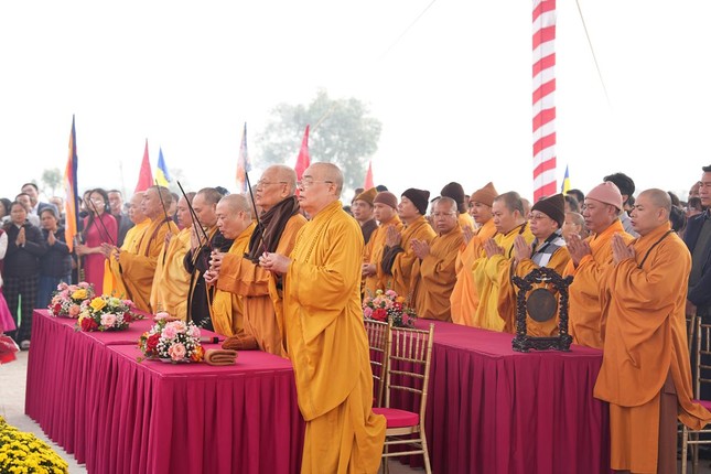 Chư tôn đức dâng hương cầu nguyện