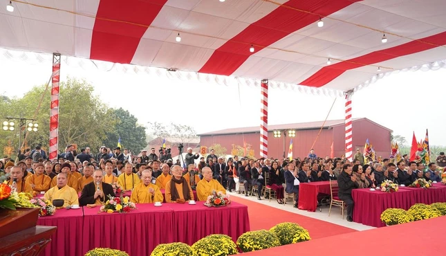 Hội chúng hướng tâm nguyện cầu cho công trình tu bổ sớm thành tựu Hội chúng hướng tâm nguyện cầu cho công trình tu bổ sớm thành tựu