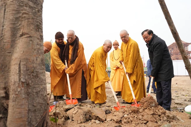 Chư tôn đức, đại biểu trồng cây trong khuôn viên chùa Phúc Lâm cổ Chư tôn đức, đại biểu trồng cây trong khuôn viên chùa Phúc Lâm cổ