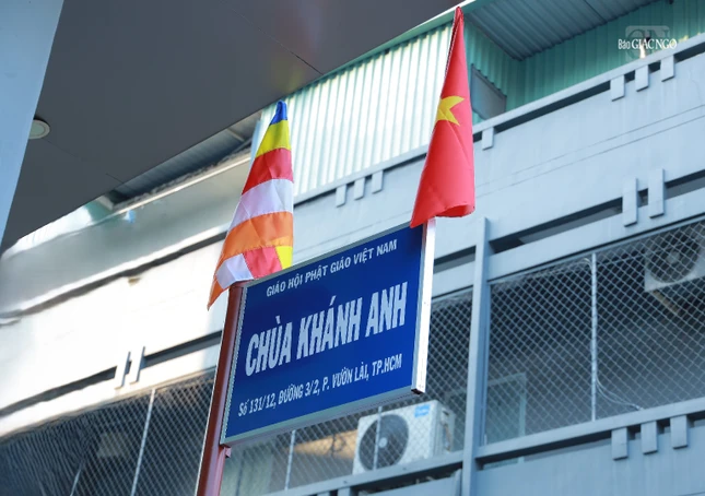 Bảng hiệu "chùa Khánh Anh" có kích thước dài 80cm, rộng 60cm, được gắn trên cột sắt cao 4m