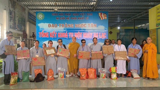 Tặng quà đến các Phật tử