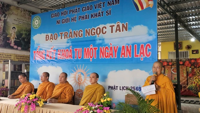 Sư cô Hương Liên báo cáo tổng kết hoạt động Phật sự năm 2025