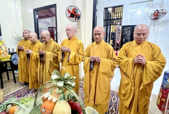 Chư tôn giáo phẩm Ban Trị sự GHPGVN TP.HCM thắp hương tưởng niệm
