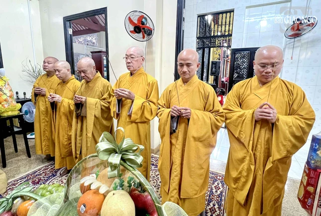 Chư tôn giáo phẩm Ban Trị sự GHPGVN TP.HCM thắp hương tưởng niệm