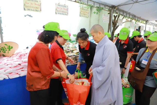 Ban Tổ chức chuẩn bị các nhu yếu phẩm tại Phiên chợ 0 đồng gửi tặng những hoàn cảnh kém may mắn
