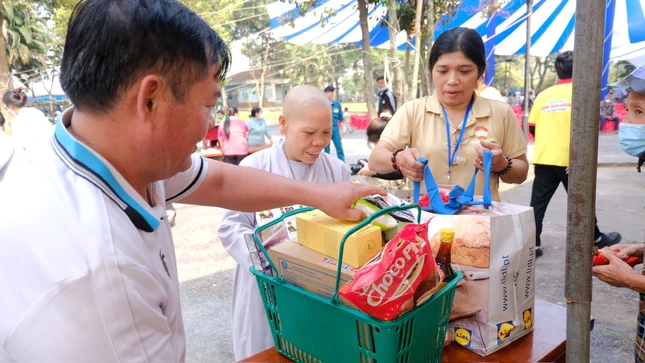 Phiên chợ 0 đồng với 22 mặt hàng nhu yếu phẩm cho ngày Tết