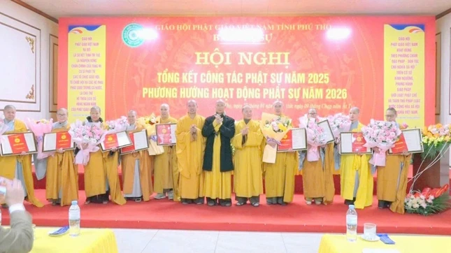 Tăngg hoa chúc mừng chư tôn đức được tấn phong giáo phẩm