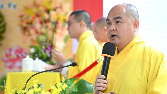 Thượng tọa Thích Nhuận Pháp công bố quyết định tấn phong giáo phẩm của Ban Thường trực Hội đồng Chứng minh