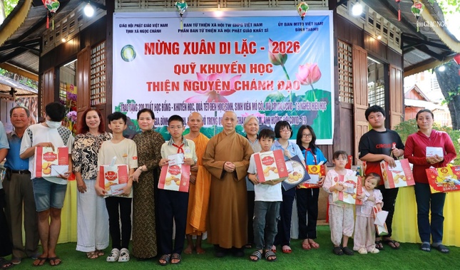 Tặng 200 phần học bổng đến học sinh nghèo hiếu học trên địa bàn Tặng 200 phần học bổng đến học sinh nghèo hiếu học trên địa bàn