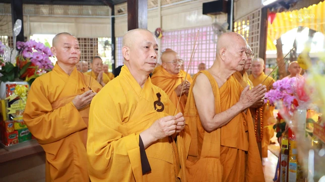 Trưởng lão Hòa thượng Thích Giác Giới cùng chư tôn đức dâng hương tưởng niệm Trưởng lão Hòa thượng Giác Trang Trưởng lão Hòa thượng Thích Giác Giới cùng chư tôn đức dâng hương tưởng niệm Trưởng lão Hòa thượng Giác Trang