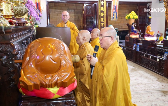 Chư tôn đức niêm hương