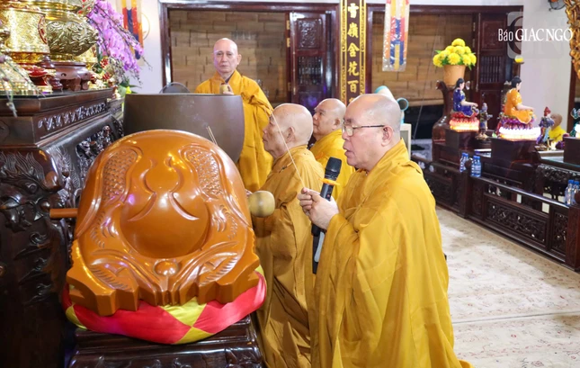 Chư tôn đức niêm hương