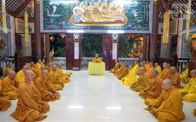 Chư Tăng thính giới