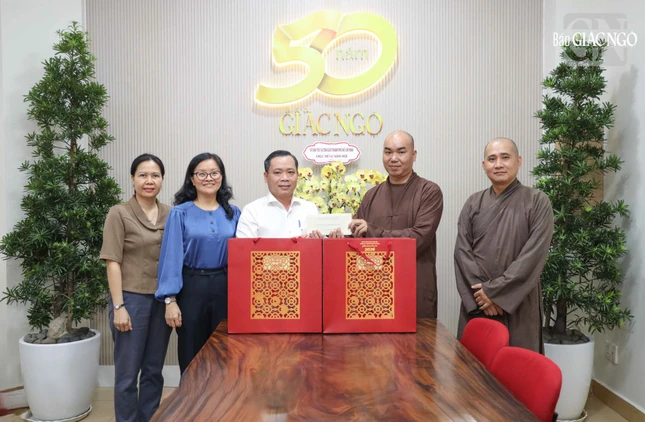 Tặng quà Tết đến Báo Giác Ngộ