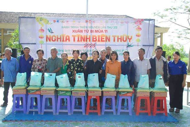 Tặng quà đến người dân