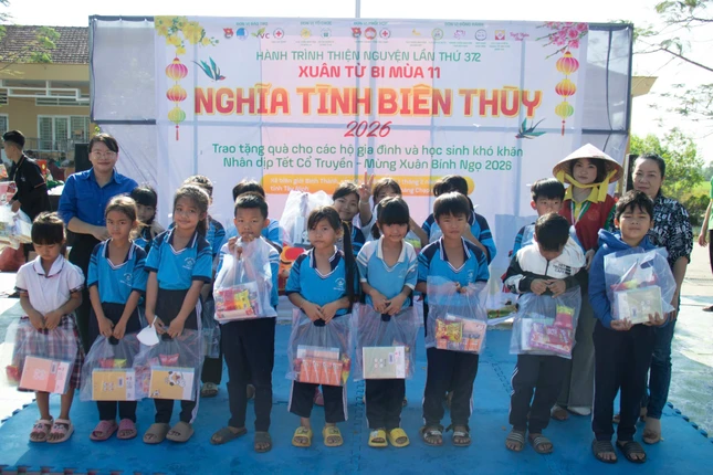 Các em học sinh vùng biên giới nhận quà