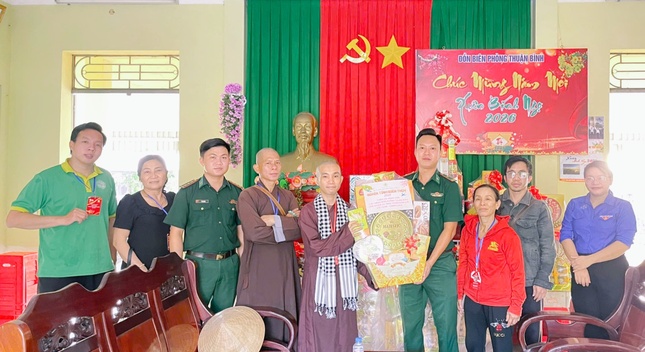 Câu lạc bộ thiện nguyện Cỏ Bốn Lá thăm hỏi, chúc Tết lực lượng bộ đội Biên phòng Thuận Bình