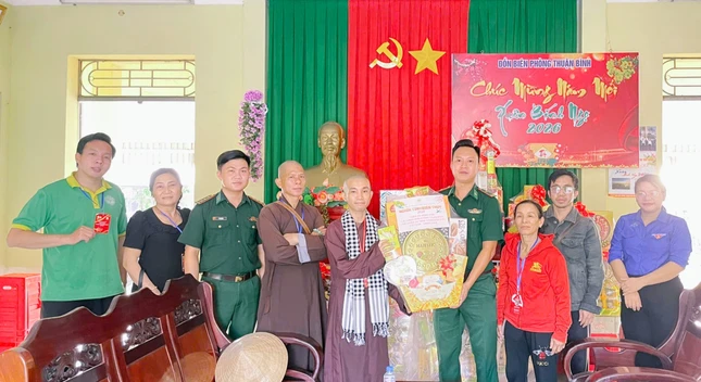 Câu lạc bộ thiện nguyện Cỏ Bốn Lá thăm hỏi, chúc Tết lực lượng bộ đội Biên phòng Thuận Bình