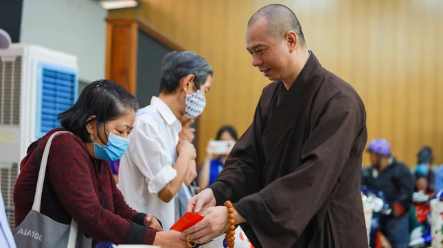 Đại đức Thích Nguyên Pháp, trụ trì chùa Diệu Pháp thăm hỏi và tặng quà đến ngươi dân