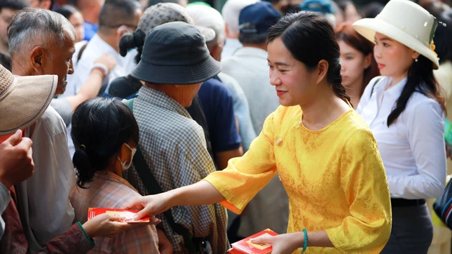 Nghệ sĩ Lâm Vỹ Dạ chia sẻ yêu thương