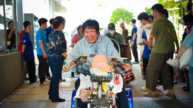 Niềm hạnh phúc của người dân khi nhận được quà Tết của chùa Diệu Pháp