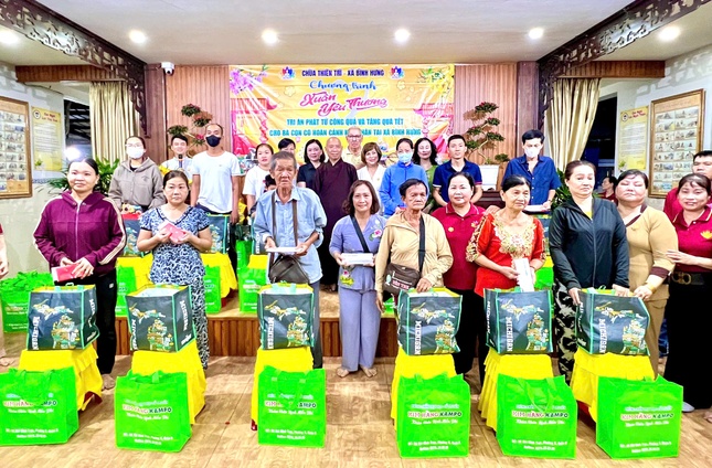 200 phần quà Tết của chùa Thiên Trì tặng đến người dân có hoàn cảnh khó khăn