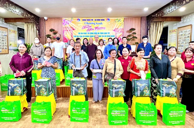 200 phần quà Tết của chùa Thiên Trì tặng đến người dân có hoàn cảnh khó khăn