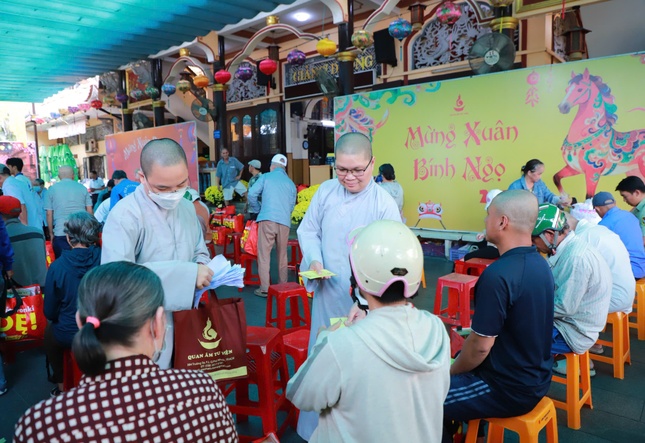 Chia sẻ niềm vui đón Tết đến người dân có hoàn cảnh khó khăn