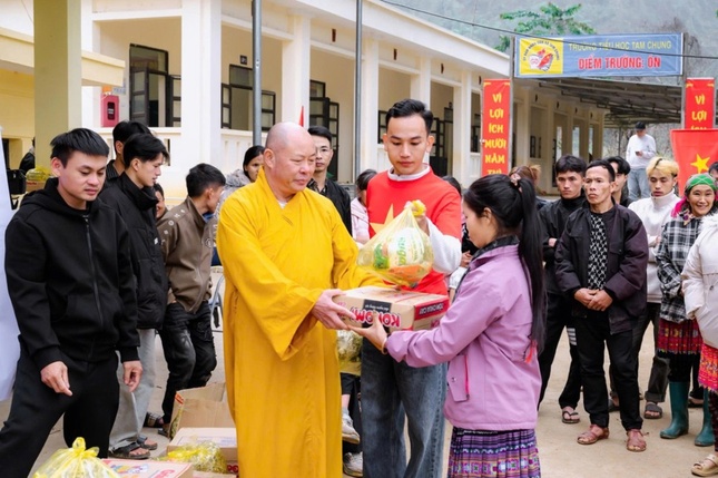 Thượng tọa Thích Tâm Định tặng quà Tết đến người dân vùng cao
