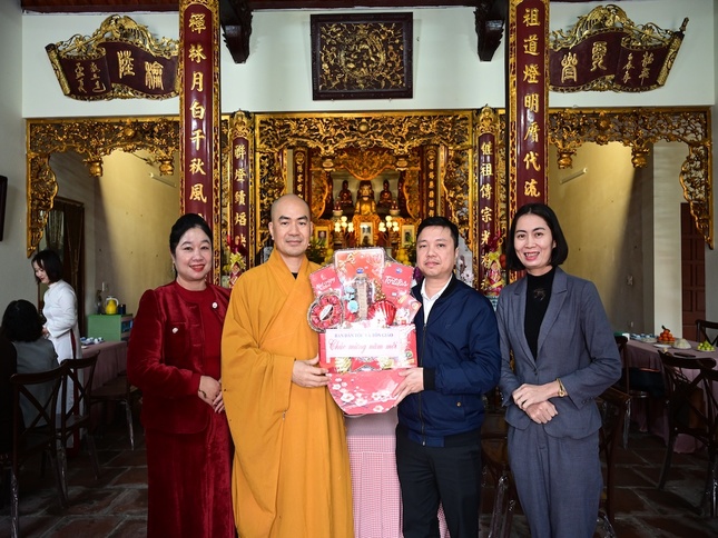 Lãnh đạo chính quyền phường Hưng Đạo thăm, chúc Tết đến Đại đức Thích Quảng Nghĩa