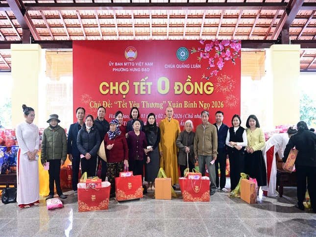 Chùa Khánh Vân tặng quà Tết đến bà con nhân dân phường Hưng Đạo