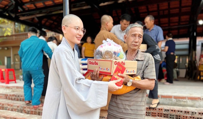 Sư cô Thích nữ Nhuận Tịnh, trụ trì chùa Thanh Lương tặng quà Tết