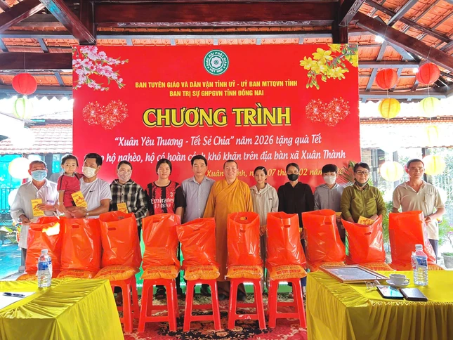 Chư tôn đức Ban Trị sự GHPGVN tỉnh Đồng Nai tặng quà đến người dân xã Xuân Thành