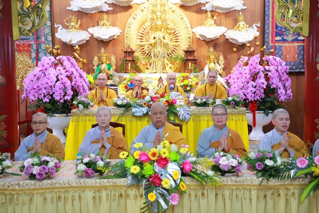 Chư tôn đức thực hiện khóa lễ cầu nguyện