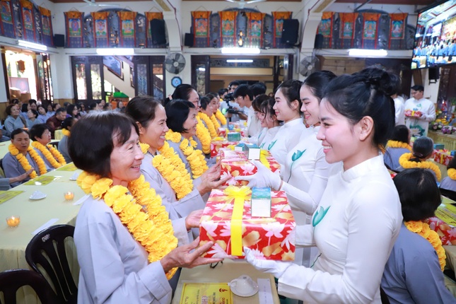 Tặng quà chúc thọ các Phật tử cao niên