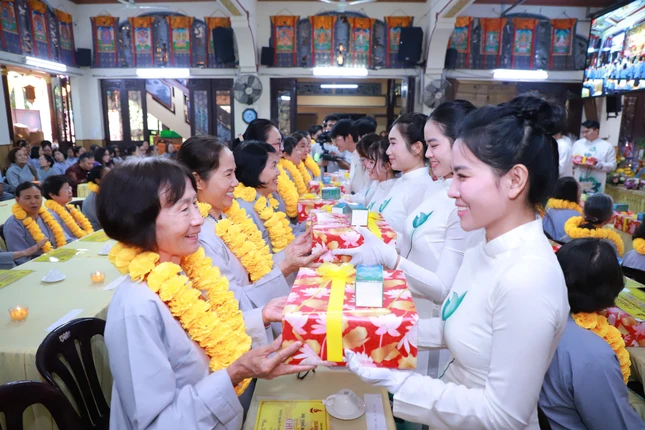 Tặng quà chúc thọ các Phật tử cao niên