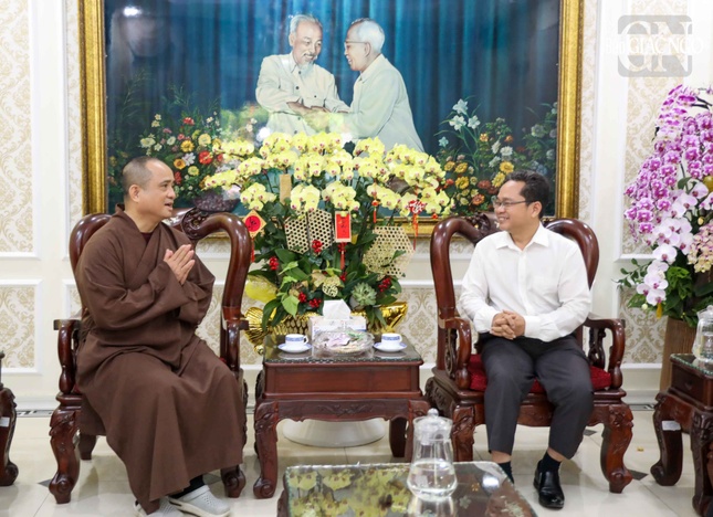 Thượng tọa Thích Tâm Hải chúc Tết đến Phó Chủ tịch Ủy ban MTTQVN TP.HCM Phạm Minh Tuấn