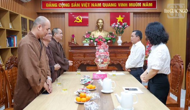 Thượng tọa Thích Tâm Hải chia sẻ các hoạt động của Báo Giác Ngộ đến ông Đoàn Văn Đồng, Phó Trưởng ban Ban Tuyên giáo và Dân Vận Thành ủy TP.HCM