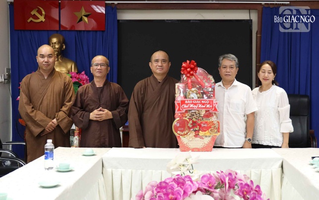 Tặng quà chúc Tết Bính Ngọ đến Sở Dân tộc và Tôn giáo TP.HCM