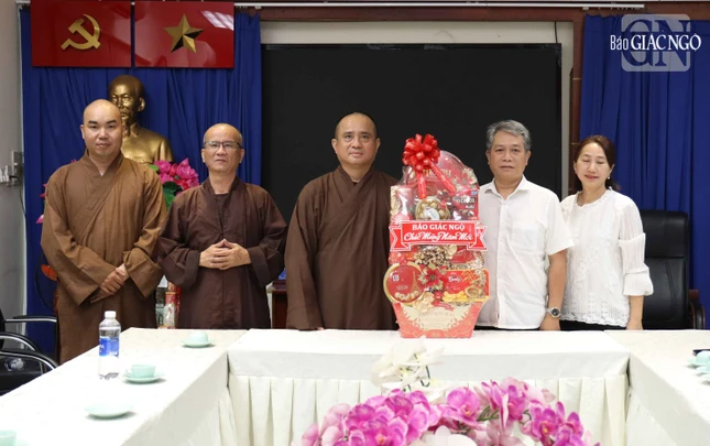 Tặng quà chúc Tết Bính Ngọ đến Sở Dân tộc và Tôn giáo TP.HCM