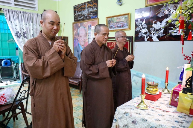 Thắp hương tưởng niệm cư sĩ Tâm Bửu Tống Hồ Cầm