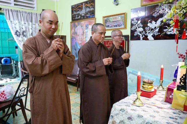 Thắp hương tưởng niệm cư sĩ Tâm Bửu Tống Hồ Cầm