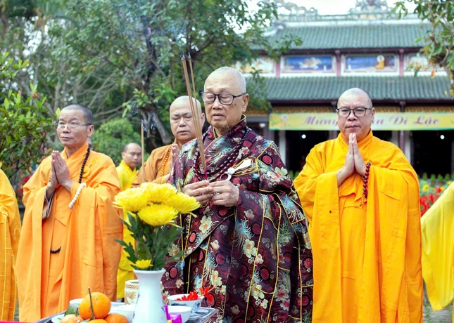 Hòa thượng Thích Tánh Nhiếp niêm hương cầu nguyện Lễ thượng nêu