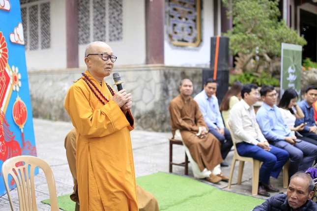 Hòa thượng Trưởng ban Trị sự chúc Tết đến người dân