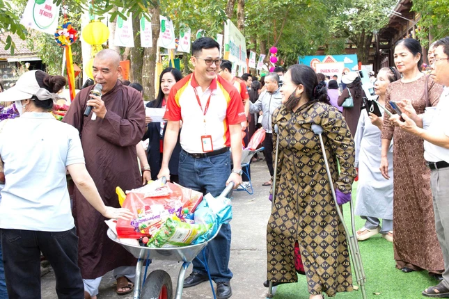 Niềm hạnh phúc của người dân khi được nhận quà Tết