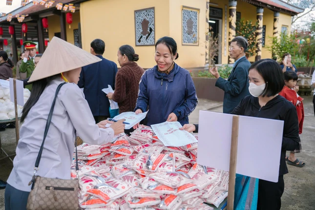 Phiên chợ 0 đồng với 27 gian hàng gồm các nhu yếu phẩm phục vụ bà con