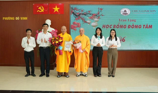 Lãnh đạo chính quyền phường Đô Vinh tặng thư tri ân chư tôn đức