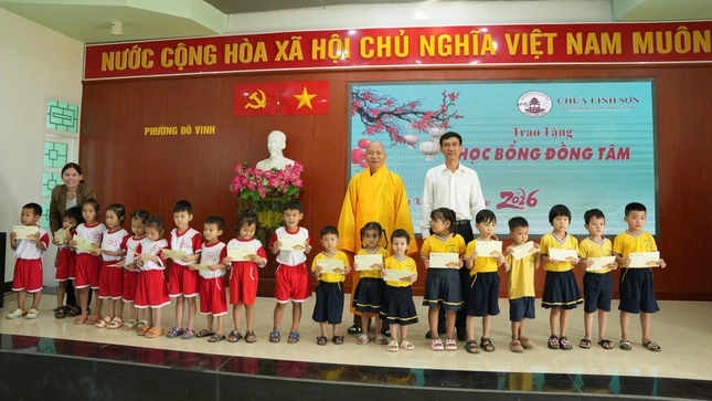 Thượng tọa Thích Quảng Giác tặng học bổng