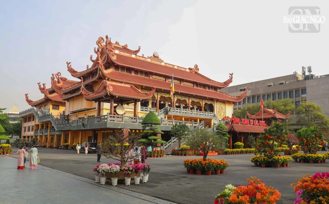 Quang cảnh trước thềm xuân Bính Ngọ tại Việt Nam Quốc Tự, ngày 14-2-2026 (27-12-Ất Tỵ)